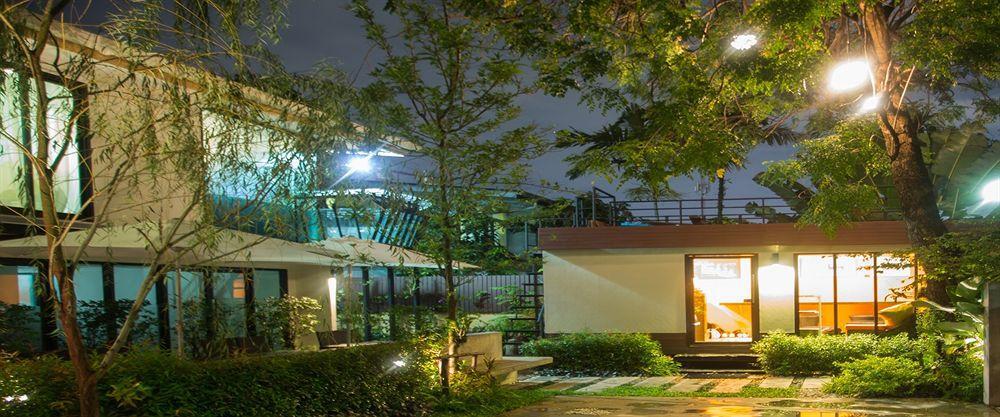 Third Rock Hostel Bangkok Exterior photo
