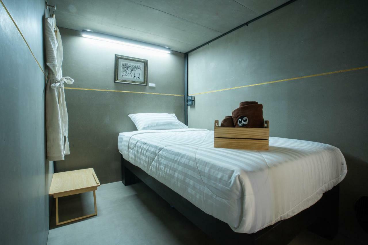 Third Rock Hostel Bangkok Exterior photo