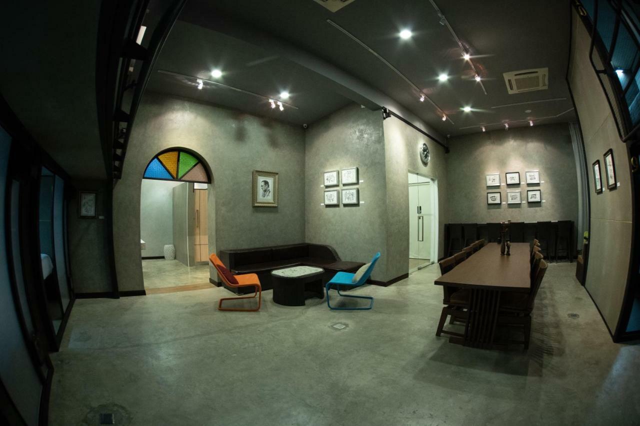Third Rock Hostel Bangkok Exterior photo