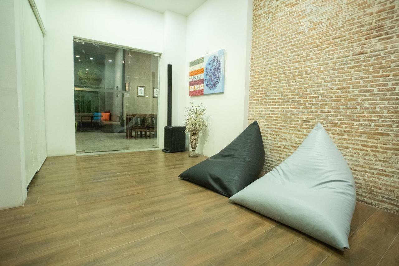 Third Rock Hostel Bangkok Exterior photo